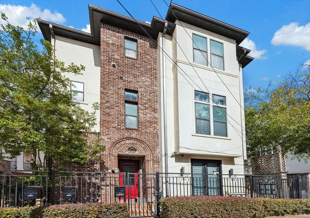Photo 1 of Single family home for sale at 5820 Darling St, Houston, TX 77007 | MLS# 15477816 | Listing updated on 2026-04-29