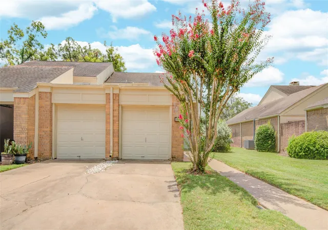 Photo 2 of Single family home for sale at 1826 Veranda Dr, West Columbia, TX 77486 | MLS# 10553622 | Listing updated on 2026-08-28