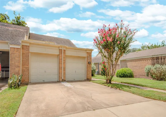 Photo 3 of Single family home for sale at 1826 Veranda Dr, West Columbia, TX 77486 | MLS# 10553622 | Listing updated on 2026-08-28