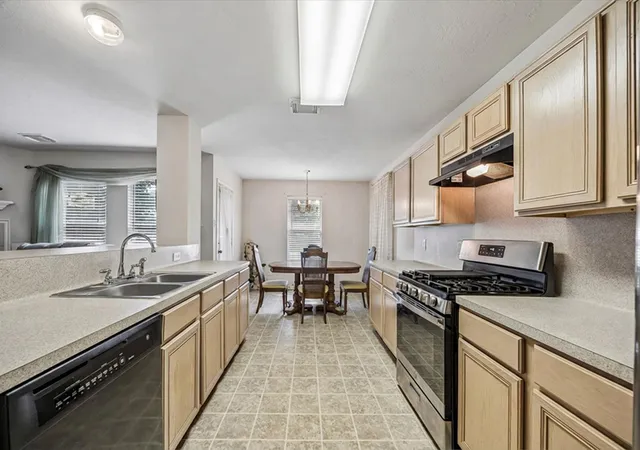 Photo 3 of Townhouse for sale at 5123 Redemption Cir, Houston, TX 77018 | MLS# 6432784 | Listing updated on 2026-08-23