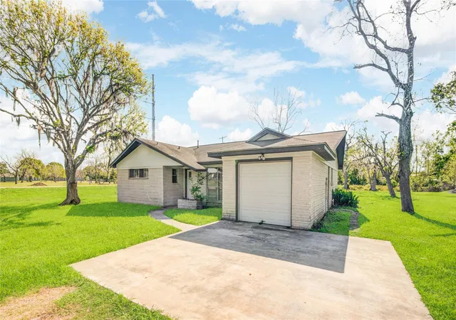 Photo 2 of Single family home for sale at 20244 County Rd 510w, Brazoria, TX 77422 | MLS# 80048425 | Listing updated on 2026-10-07