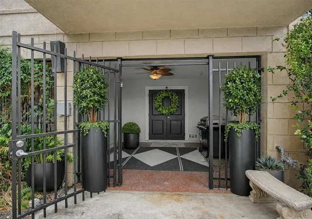 Listing Photo 4 - Condo for sale in building located at 125 E 2nd St, Houston, TX 77007