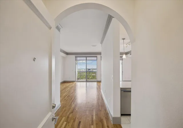 Photo 3 of Condo for sale at 3333 Allen Pkwy #2107, Houston, TX 77019 | MLS# 41613619 | Listing updated on 2026-09-11