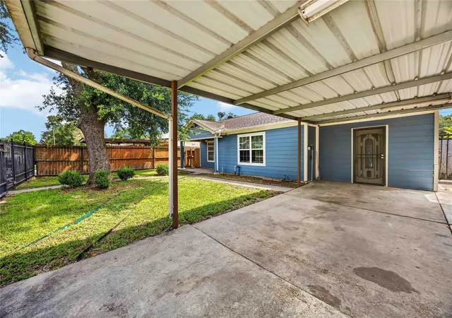 2nd image of 2010 Dade St, Pasadena, TX 77502 | MLS# 88983451