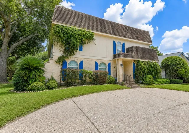 Homes for sale in Sugar Land, TX | 426 Longview Dr, Sugar Land, TX 77478 | MLS# 25132320