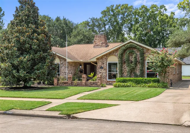 Photo 1 of Sale Pending at 15410 Cobre Valley Dr, Houston, TX 77062 | MLS# 85189938 | Listing updated on 2026-09-20