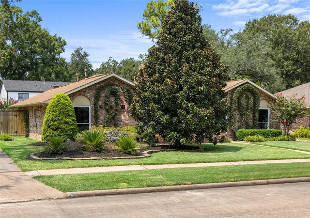 Photo 2 of Sale Pending at 15410 Cobre Valley Dr, Houston, TX 77062 | MLS# 85189938 | Listing updated on 2026-09-20