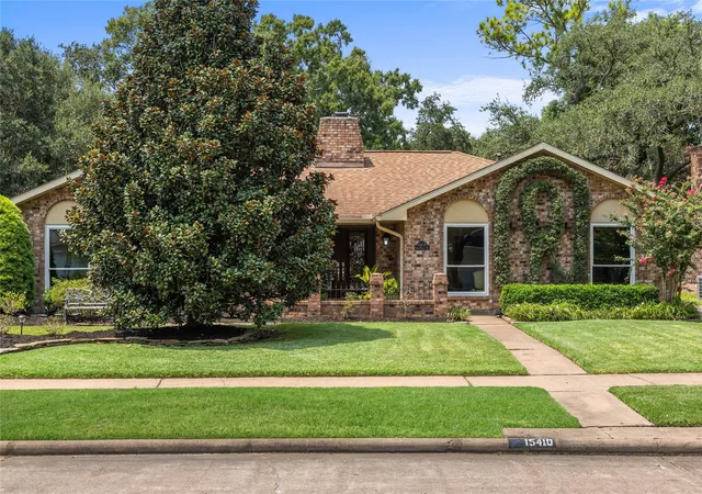 Photo 3 of Sale Pending at 15410 Cobre Valley Dr, Houston, TX 77062 | MLS# 85189938 | Listing updated on 2026-09-20