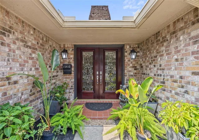 Photo 3 of Sale Pending at 15410 Cobre Valley Dr, Houston, TX 77062 | MLS# 85189938 | Listing updated on 2026-09-20