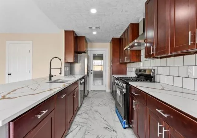 4th image of 11007 Green Arbor Dr, Houston, TX 77089 | MLS# 98588606