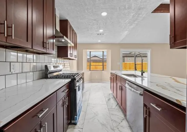5th image of 11007 Green Arbor Dr, Houston, TX 77089 | MLS# 98588606