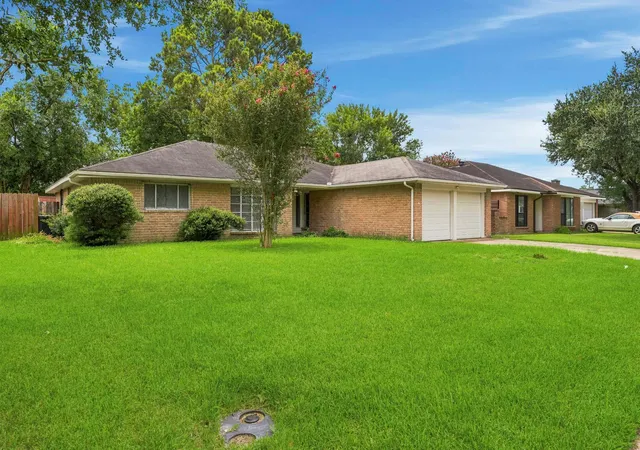 Photo 2 of Sale Pending at 11307 Whittingham Ln, Houston, TX 77099 | MLS# 11306982 | Listing updated on 2026-08-31