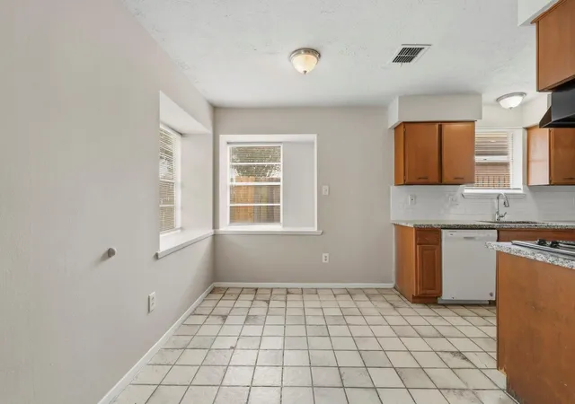 Photo 4 of Sale Pending at 11307 Whittingham Ln, Houston, TX 77099 | MLS# 11306982 | Listing updated on 2026-08-31