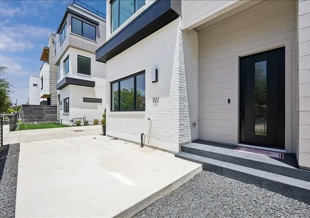 3rd image of 727 W 21St St, Houston, TX 77008 | MLS# 47935112