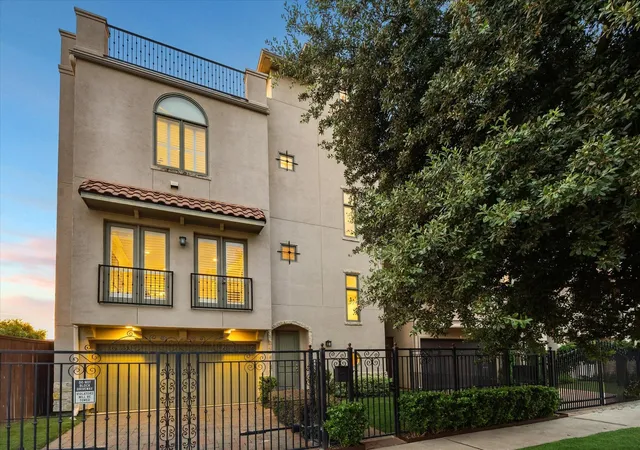 3rd image of 2006 Helena St, Houston, TX 77002 | MLS# 46861912