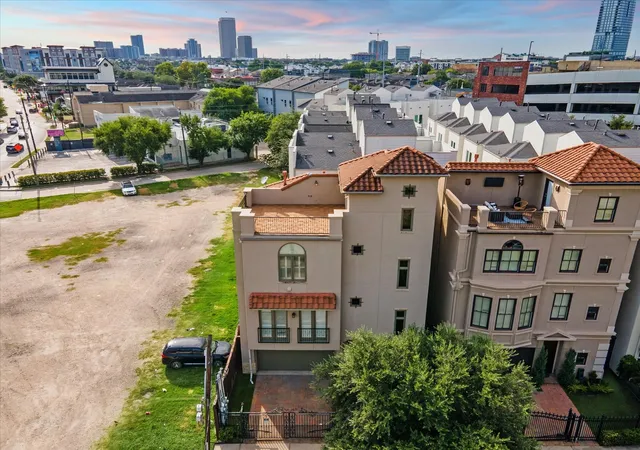 4th image of 2006 Helena St, Houston, TX 77002 | MLS# 46861912