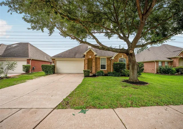 Photo 2 of Sale Pending at 6103 Branch Lake Dr, Houston, TX 77066 | MLS# 93914774 | Listing updated on 2026-09-06