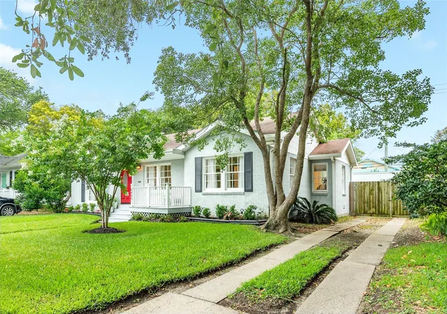 Photo 2 of Single family home for sale at 4824 Crockett Blvd, Galveston, TX 77551 | MLS# 87445153 | Listing updated on 2026-08-29