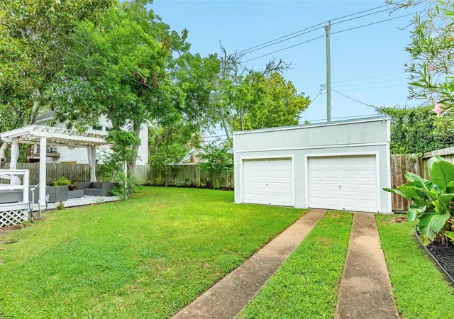 Photo 3 of Single family home for sale at 4824 Crockett Blvd, Galveston, TX 77551 | MLS# 87445153 | Listing updated on 2026-08-29