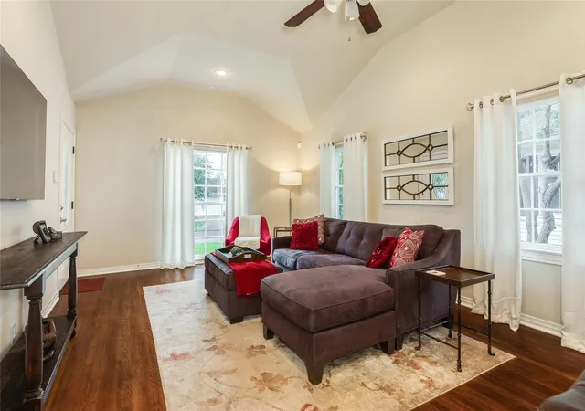 Photo 4 of Single family home for sale at 4824 Crockett Blvd, Galveston, TX 77551 | MLS# 87445153 | Listing updated on 2026-08-29