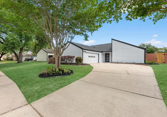 Photo 2 of Single family home for sale at 2231 Round Lake Dr, Houston, TX 77077 | MLS# 96561824 | Listing updated on 2026-08-12