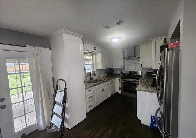 Photo 3 of Single family home for sale at 510 Edgebrook Dr, Houston, TX 77034 | MLS# 61671794 | Listing updated on 2026-04-26