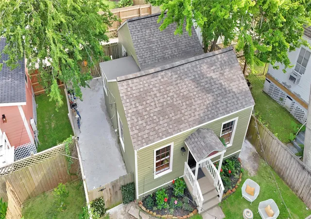 Photo 3 of Sale Pending at 1305 Postoffice, Galveston, TX 77550 | MLS# 90474752 | Listing updated on 2026-09-03