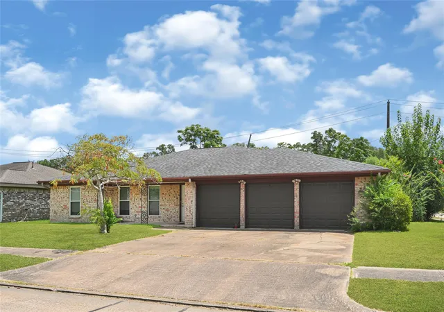 2nd image of 5225 Creekview Dr, La Porte, TX 77571 | MLS# 74759359