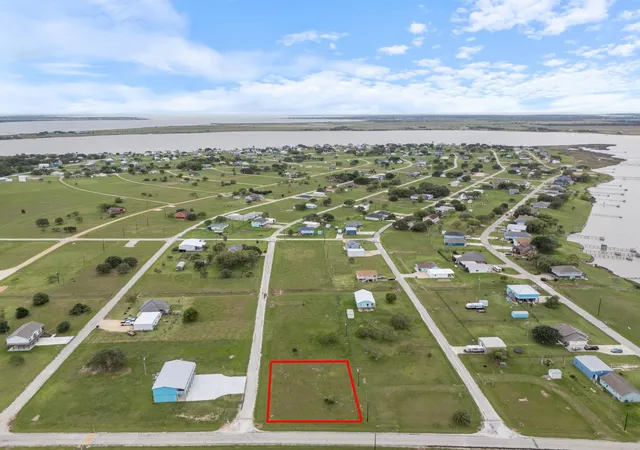 2nd image of 14 Calumet Dr, Palacios, TX 77465 | MLS# 83819308