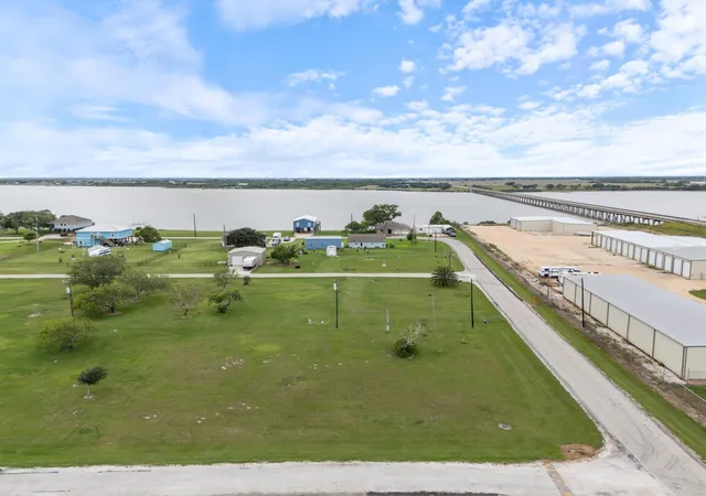 3rd image of 14 Calumet Dr, Palacios, TX 77465 | MLS# 83819308