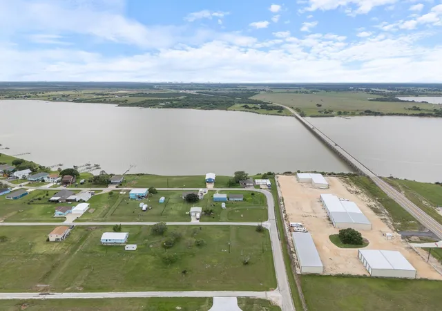 4th image of 14 Calumet Dr, Palacios, TX 77465 | MLS# 83819308