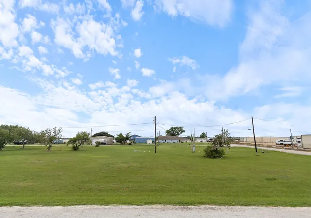5th image of 14 Calumet Dr, Palacios, TX 77465 | MLS# 83819308