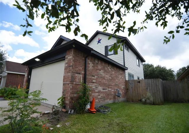 Photo 3 of Sale Pending at 6039 Lark Hvn Ln, Houston, TX 77085 | MLS# 34166159 | Listing updated on 2026-08-18