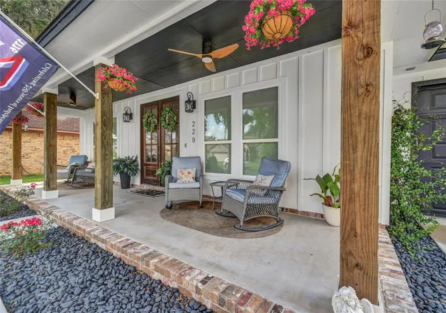 image of 229 Montclaire Dr, West Columbia, TX 77486 | MLS# 10148349