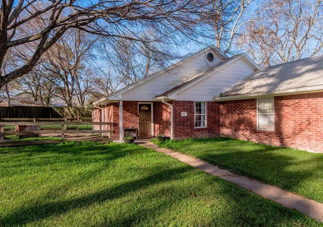 2nd image of 2203 Shannon Dr, Huntsville, TX 77320 | MLS# 89093787