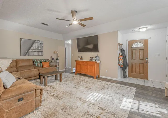 5th image of 2203 Shannon Dr, Huntsville, TX 77320 | MLS# 89093787