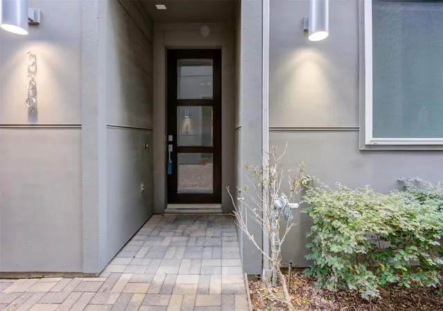 Photo 3 of Single family home for sale at 339 Eado Park Cir, Houston, TX 77020 | MLS# 2979252 | Listing updated on 2026-08-08