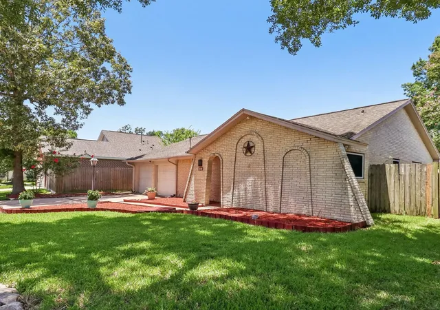 2nd image of 5110 Geneva Dr, Friendswood, TX 77546 | MLS# 79546178