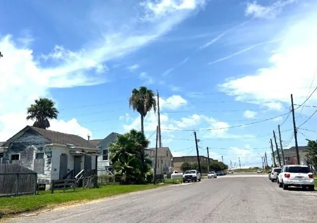 3rd image of 709 38Th St, Galveston, TX 77550 | MLS# 87316984