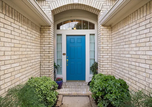 Photo 3 of Sale Pending at 10719 Knoll Bnd Ln, Houston, TX 77070 | MLS# 72835334 | Listing updated on 2026-09-07