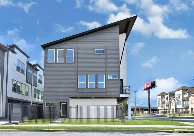 Photo 3 of Single family home for sale at 3313 Baer St, Houston, TX 77020 | MLS# 5163684 | Listing updated on 2026-02-02