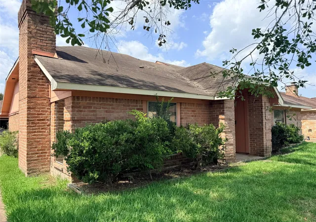 Photo 2 of Sale Pending at 1834 Quail Valley E Dr, Missouri City, TX 77459 | MLS# 32072323 | Listing updated on 2026-09-08