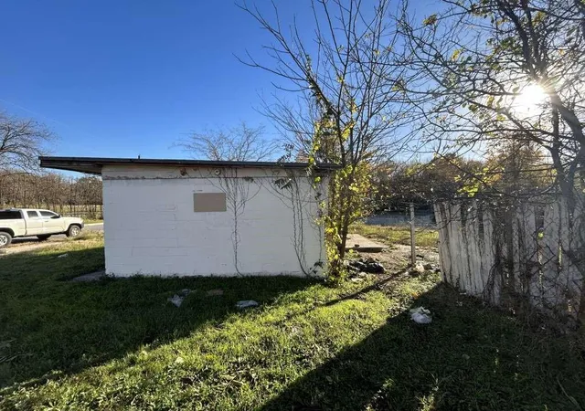 3rd image of 2740 Avenue K, Fort Worth, TX 76105 | MLS# 82204433