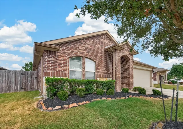 Photo 3 of Sale Pending at 2822 Canadian Goose Ln, Baytown, TX 77521 | MLS# 52104141 | Listing updated on 2026-09-25