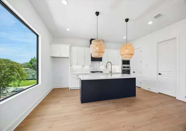 2nd image of 1327 W 22nd St, Houston, TX 77008 | MLS# 27447786