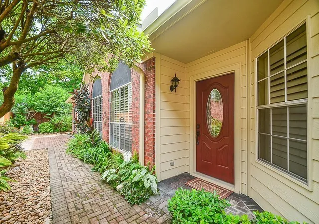 Photo 4 of Single family home for sale at 46 Grants Lake Cir, Sugar Land, TX 77479 | MLS# 10770660 | Listing updated on 2026-08-28