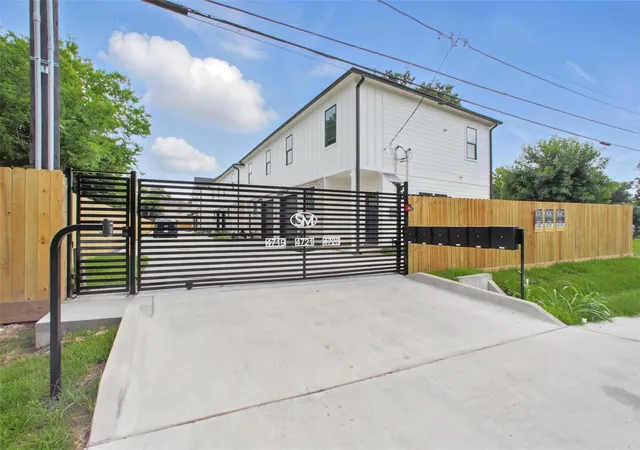 2nd image of 4719 Mallow St, Houston, TX 77033 | MLS# 65810557