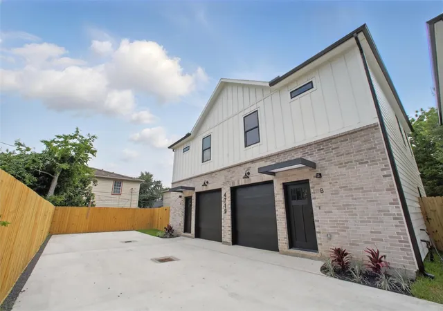 3rd image of 4719 Mallow St, Houston, TX 77033 | MLS# 65810557