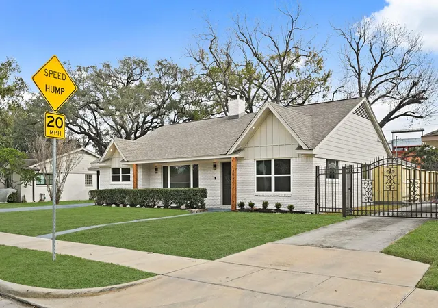 Photo 3 of Single family home for sale at 3011 Freshmeadows Dr, Houston, TX 77063 | MLS# 28578367 | Listing updated on 2026-09-17