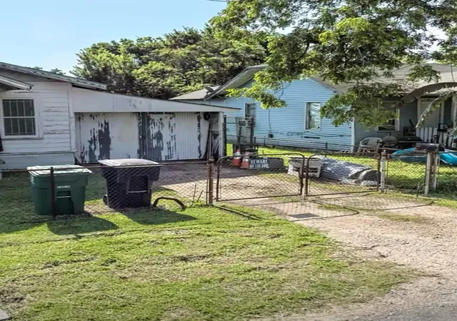Photo 2 of Single family home for sale at 1301 Boulder St, Houston, TX 77012 | MLS# 5434816 | Listing updated on 2026-08-17